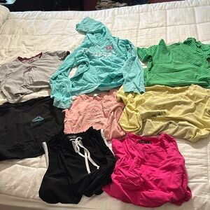 Short-sleeved T-shirts in various colors